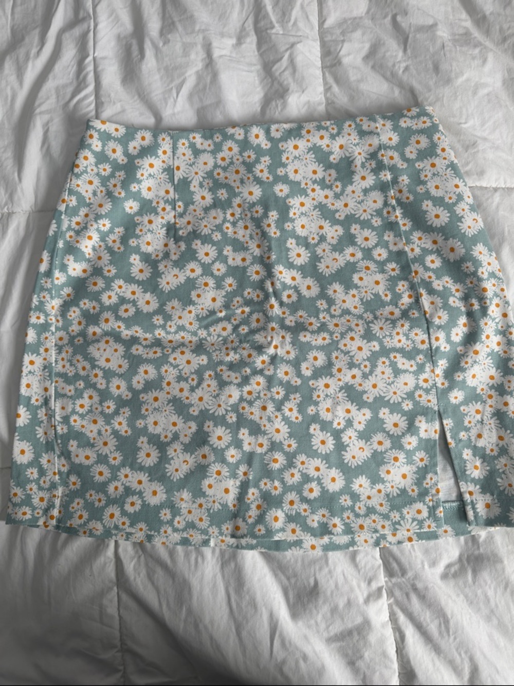 Wild Fable Daisy print mini skirt, size 8
